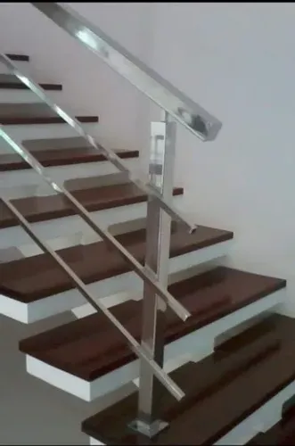 Guarda corpo e corrimãos.
