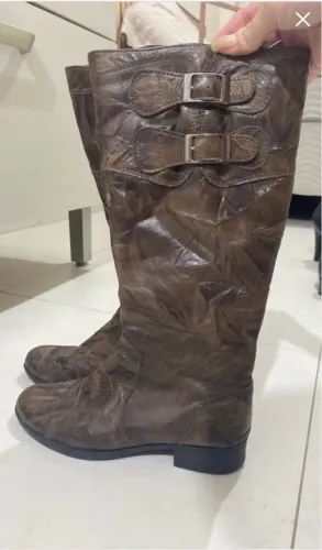 Bota em COURO LEGÍTIMO tam 35