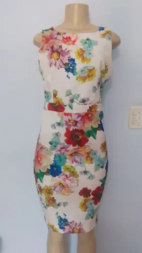 Vestido floral tubinho de alça larga tam 40