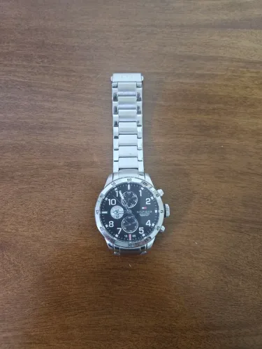Relógio Tommy Hilfiger 5 ATM Water Resistant.