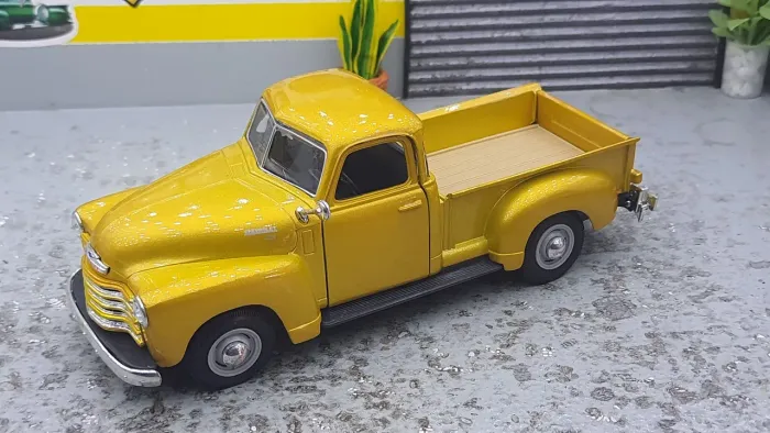 Miniatura 1/24 - Maisto- Pickup Chevy 3100  