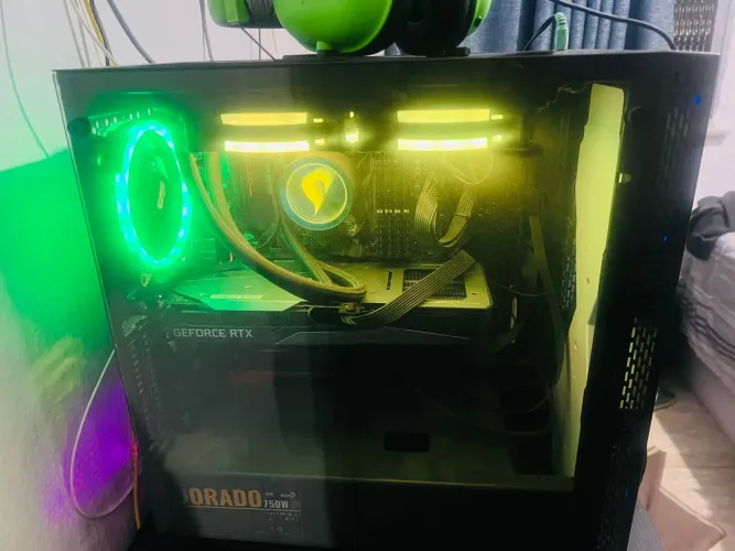 PC Gamer com RTX e Refrigeração Líquida