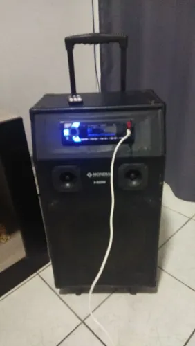 Caixa de Som Portátil com Bluetooth e Rádio