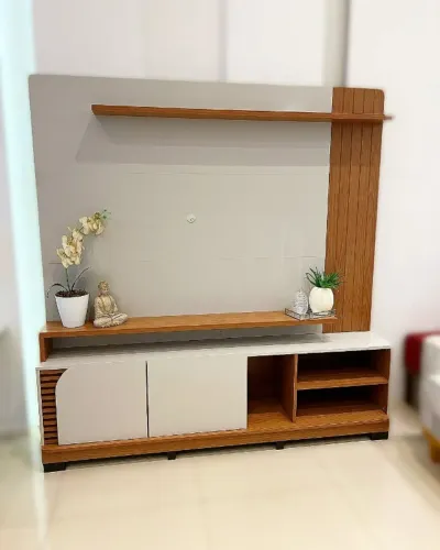 "Elegância e Organização: Estante Ripado Jurerê 180cm Off White/Freijó para Ambientes Mode