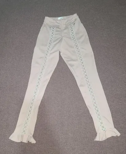 Calça feminina bege com renda