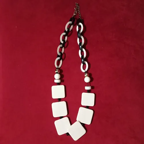 Lindo colar curinga pra combinar com tudo. Cor off com preto.