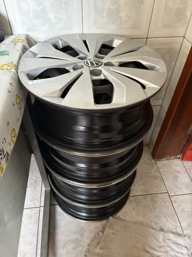 Rodas novas originais com calotas nova t Cross aro 16 5 furos 