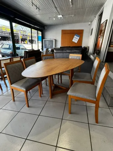 mesa com o formato oval com 6 cadeiras 