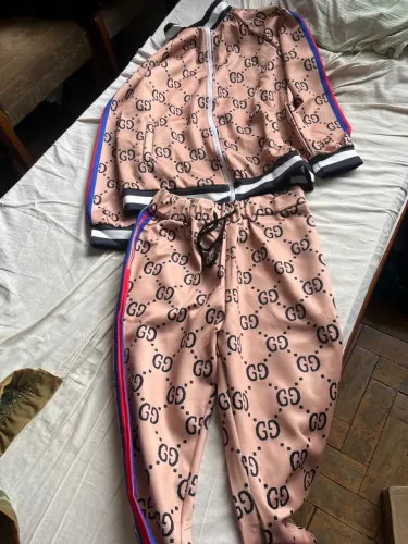 Conjunto de agasalho estampado Gucci 