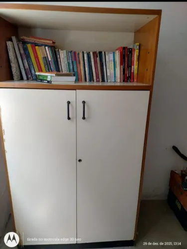 Armário com estante