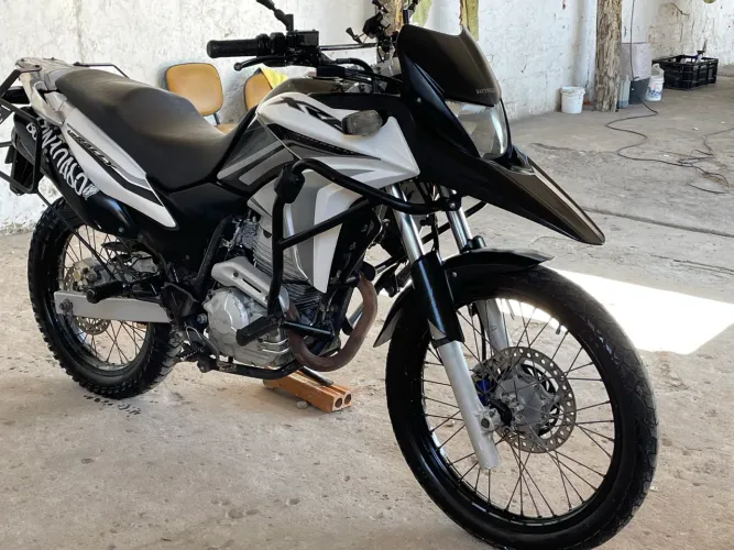 Vendo Xre 300 branca conservada não abaixo o valor! 