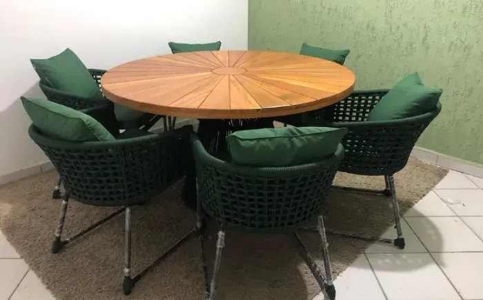 CONJUNTO MESA COM 6 CADEIRAS DE CORDA NÁUTICA - TAMPO PIZZA DE MADEIRA 