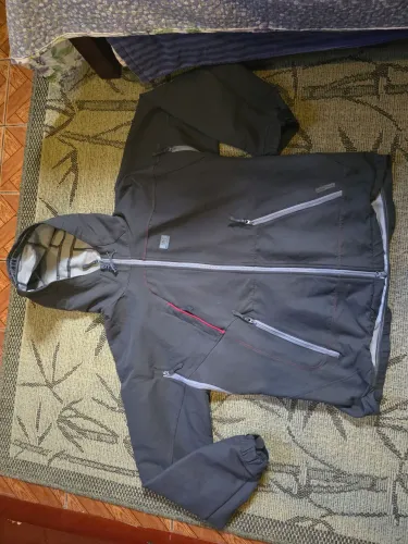Jaqueta Impermeável Cinza Escuro com Capuz