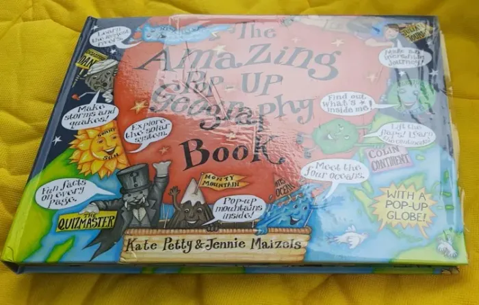 O Incrível Livro Pop-Up de Geografia, em inglês, escrito por Kate Petty e Jennie Maizels.