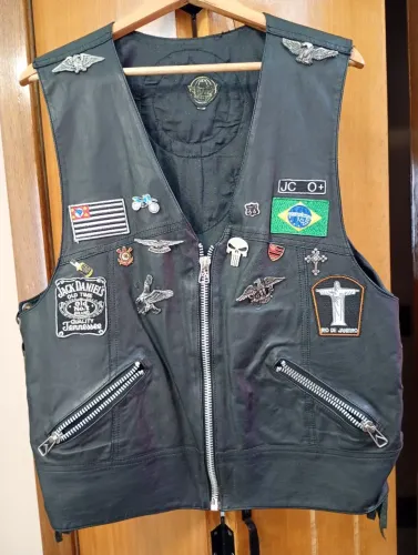 Colete motoqueiro Yamaha Cicles em couro legítimo com todos os bottons originais.