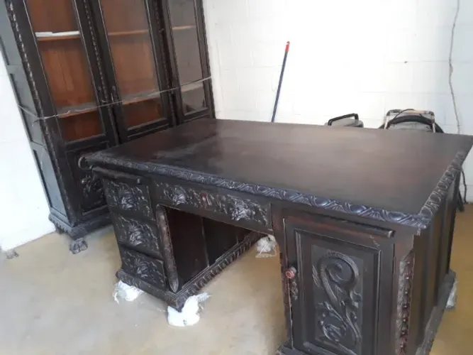 Mesa com estante em madeira nobre e entalhada