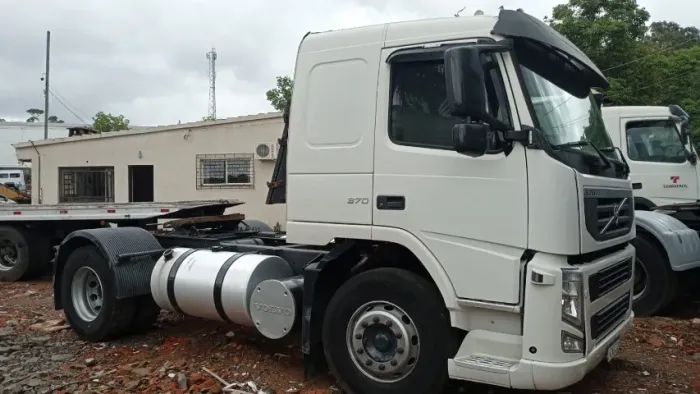CAMINHÃO 4x2 VOLVO FM370 2011 CABINE ESTENDIDA
