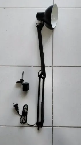 Luminária articulada de mesa