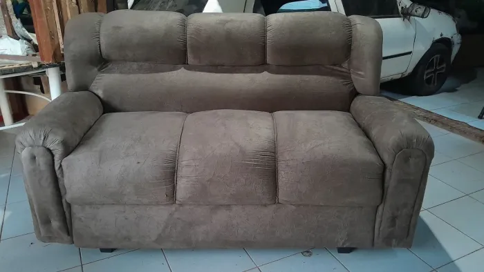 Sofá de 3 lugares na cor marrom não muito escuro 