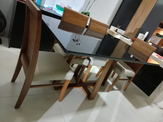 Mesa super resistente para 6 pessoas com cadeiras de madeira maciça 