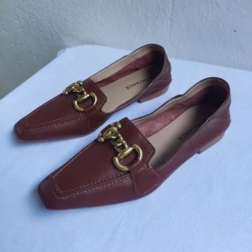 Sapatilha mocassim de couro com bridão dourado