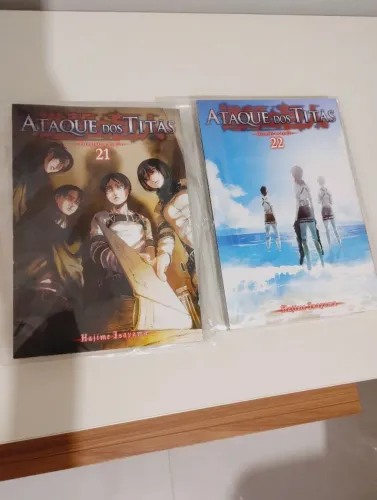 Dois mangás Ataque dos Titãs Vol 21 e 22