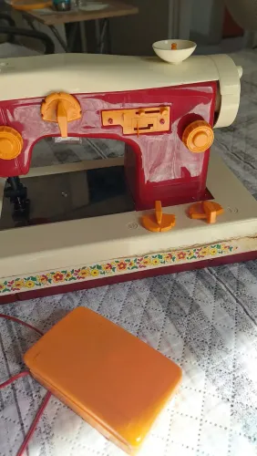 Mini máquina de costura anos 80 a pilha Funciona. 8