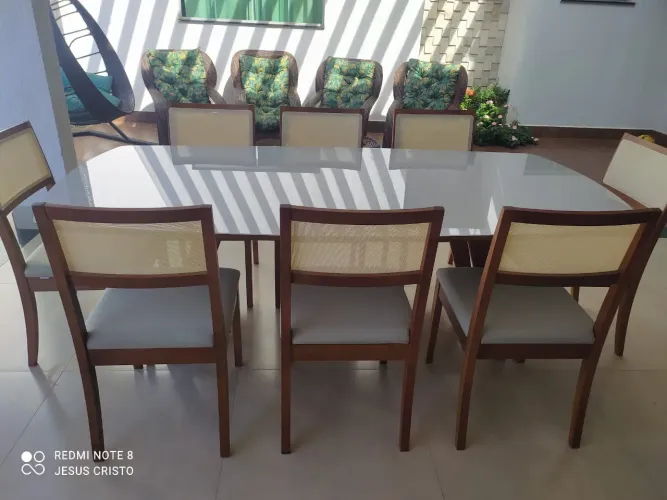 Conjunto Mesa de Jantar com 8 Cadeiras toda de madeira