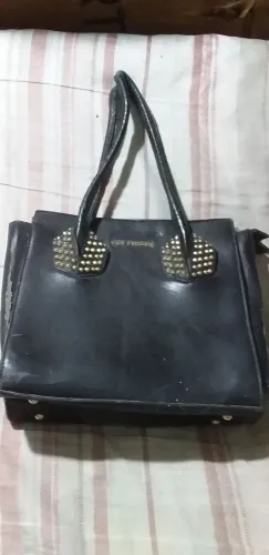 Bolsa de ombro preta com detalhes