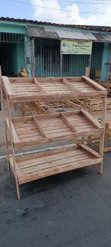 Verdureiro feito de palete lixado 