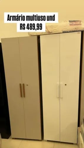 Belissimo Armário Multiuso com chaves e Pés 
