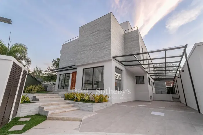 Casa com vista para reserva e piscina com raia em condomínio com lazer