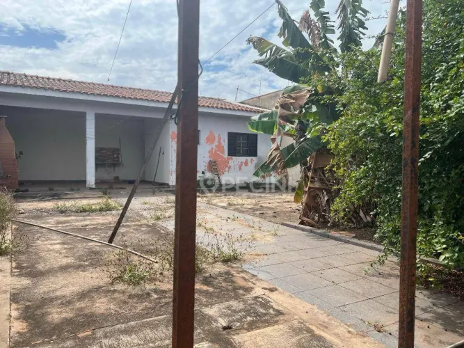 Casa com 4 quartos no centro para venda em Rio Claro.