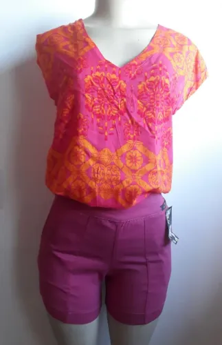 Macaquinho rosa com blusa estampada tam m