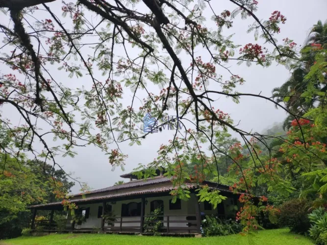 FAZENDA EM SILVA JARDIM COM 4 QUARTOS - 69 HECTARES - PORTEIRA FECHADA