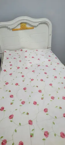 Cama de solteiro de madeira com colchao 1