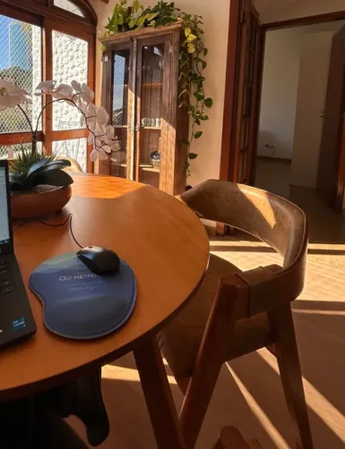 Mesa de jantar redonda com quatro cadeiras