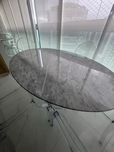 Mesa de mármore com 4 cadeiras