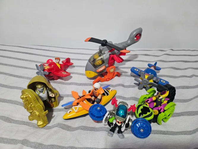 Bonecos  de aventura imaginext  , helicóptero,  avião  , caiaque,  múmia 