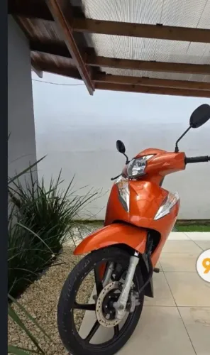 Moto muito integra bem cuidada..