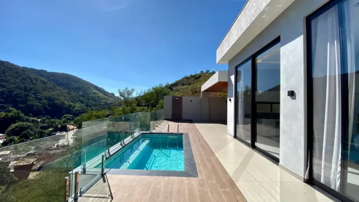 Casa à venda em condomínio fechado, Areal RJ 4 suítes, piscina