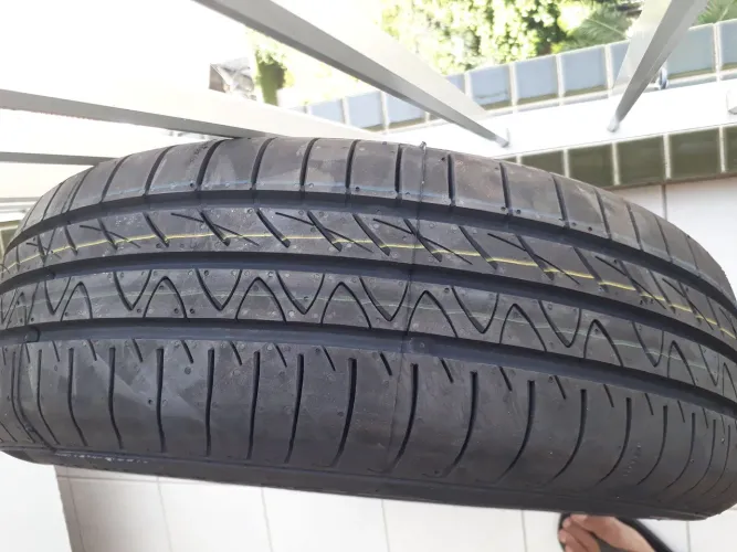 Pneu Continental 185/65 R14 86T sem uso.