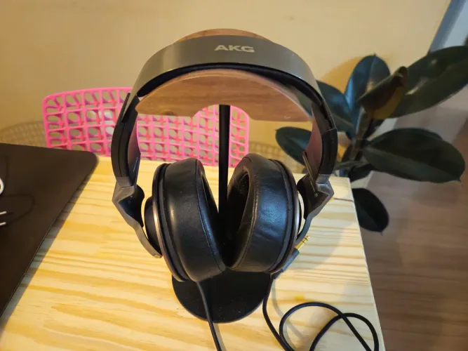 Fone AKG K550 com padaria de couro de carneiro