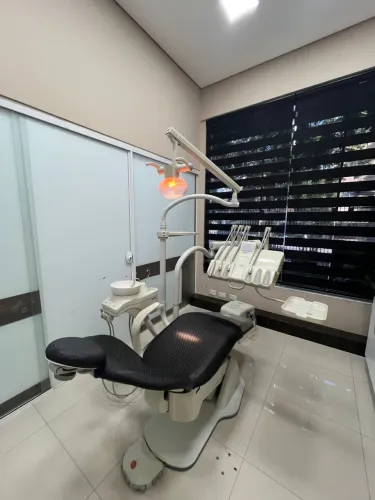 Cadeira odontológica e balcão com pia