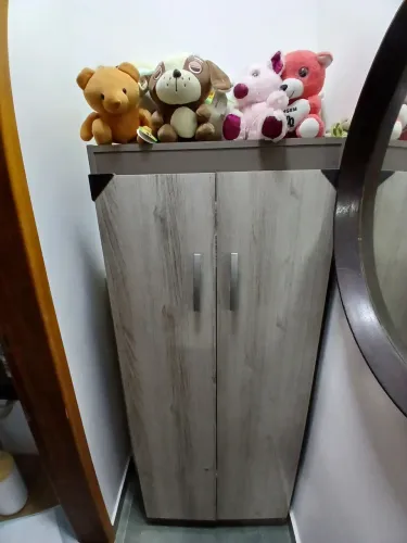 Vendo armário de 2 portas, em bom estado não precisa desmontar motivo mudança não entrego