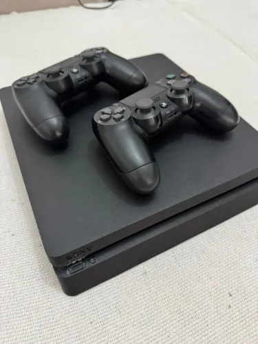 PlayStation 4 Slim 1TB + 2 Controles + 3 Jogos + Cabos