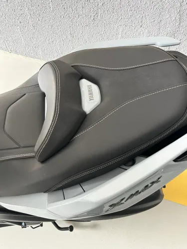 Xmax 300 cinza repleta de acessórios 