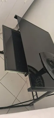 Mesa de escritório em vidro 