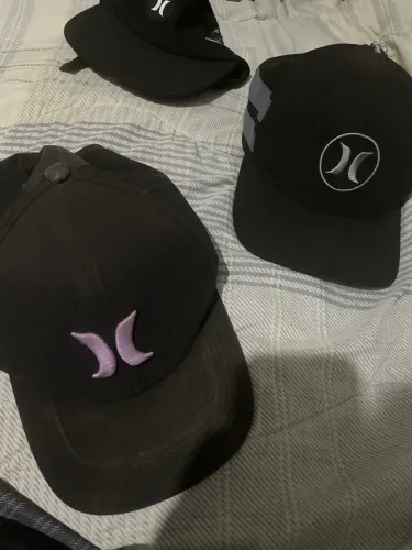 Vendo dois bonés hurley 50 cada