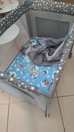 Berço portátil + o colchão no plástico